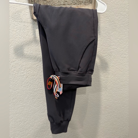 FIGS High Waisted Zamora Jogger Scrub Pants Pride Collection XXS Petite Charcoal - Picture 4 of 5